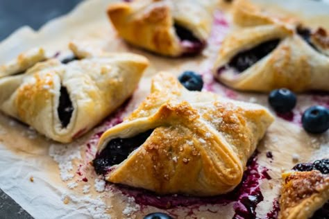 Blueberry Puff Pastry, Blueberry Turnovers, Classic Puff Pastry, Puff Pastry Recipes Dessert, Pastries Recipes Dessert, Puff Pastry Recipe, Puff Pastry Desserts, Hand Pie, Pastry Recipe