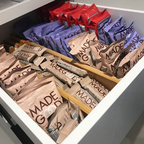 Vᴀɪsʜᴀʟɪ Sᴀʜɴɪ on Instagram: “Ever since school started my kids have been burning through this snack drawer. It’s been super helpful having an organized snack drawer…” Chocolate Drawer Organization, Snack After School, Snack Drawer, Snack Organizer, Making Lunch, Drawer Dividers, Minimalist Interior Design, Drawer Organizers, Minimalist Interior