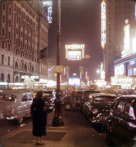 17 Incredible Color Photos Show Times Square-the Crossroads of the World in the 1950s Vintage 1950s Aesthetic, 1950 Aesthetic, 1950s Aesthetic, Vintage New York, City Street, New York Public Library, City Aesthetic, Vintage Pictures, Street Scenes