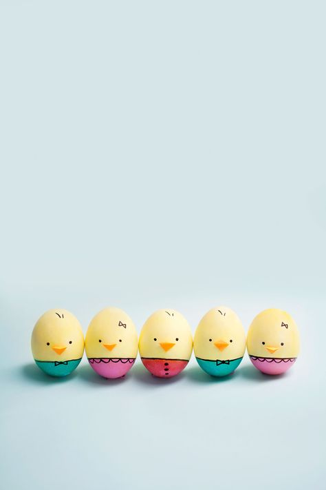 DIY BABY CHICK EASTER EGGS - Tell Love and Party Emoji Easter Eggs, Cool Easter Eggs, Animal Easter Eggs, Oster Diy, Egg Decoration, Easter Arts And Crafts, Easy Easter Crafts, Easter Egg Designs, Easter Egg Crafts