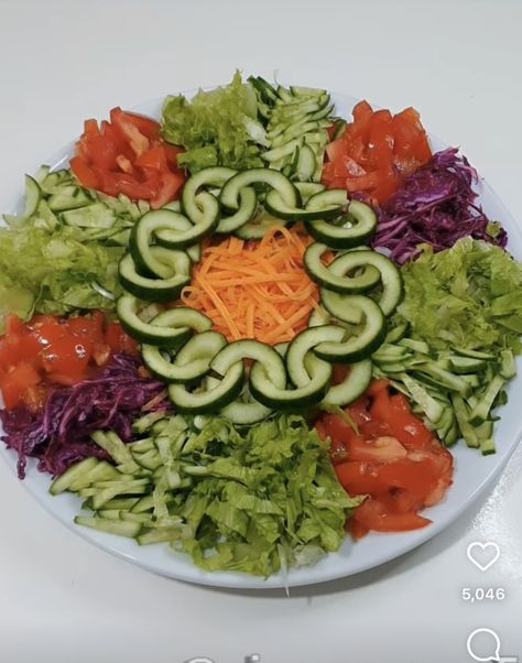 Salad Design Ideas, Salad Board, Salad Presentation, Salad Design, Outdoor Camping Kitchen, Decorações Com Comidas, Catering Ideas Food, Snack Board, Big Salad