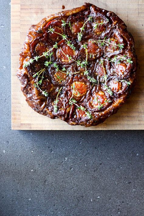 Tomato Tarte, Ricotta Tomato, Tomato Tarte Tatin, Vegan Dinner Rolls, Traditional French Desserts, Tart Tatin, Vegan Christmas Desserts, Vegan Vibes, Vegan Christmas Recipes