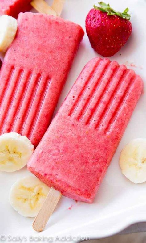 23 Tasty Summertime Treats Under 200 Calories Strawberry Banana Popsicles, Banana Popsicles, Ice Bar, Healthy Strawberry, Homemade Popsicles, Summer Snacks, Popsicle Recipes, Strawberry Banana, Frozen Desserts