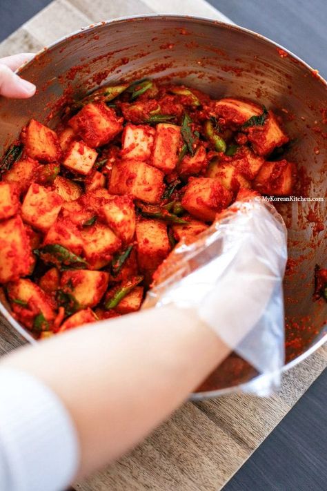 Korean Radish, My Korean Kitchen, Koreansk Mad, Radish Kimchi, Korean Kimchi, Korean Kitchen, Korean Side Dishes, Kimchi Recipe, Vegan Fish