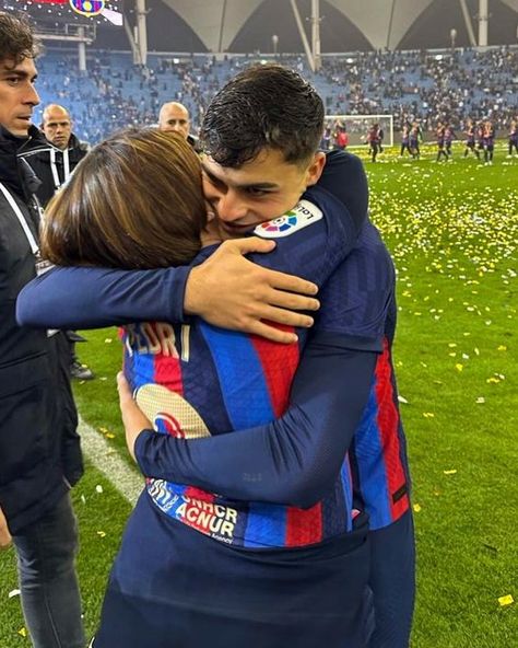 Football Player Boyfriend, Soccer Wife, Stereo Hearts, Barcelona Wallpapers, Players Wives, Impossible Is Nothing, Cute Relationship Pictures, Football Mums, Football Girlfriend