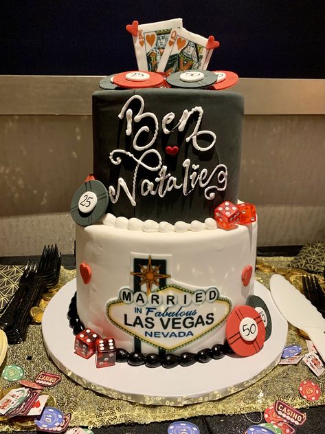 Vegas wedding cake 🖤🎲 Vegas Wedding Cake Ideas, Las Vegas Wedding Cake, Vegas Wedding Cake, Las Vegas Cakes Ideas, Las Vegas Cake, Las Vegas Wedding Invitations, Brunch Wedding, Vegas Wedding, Wedding Inspo