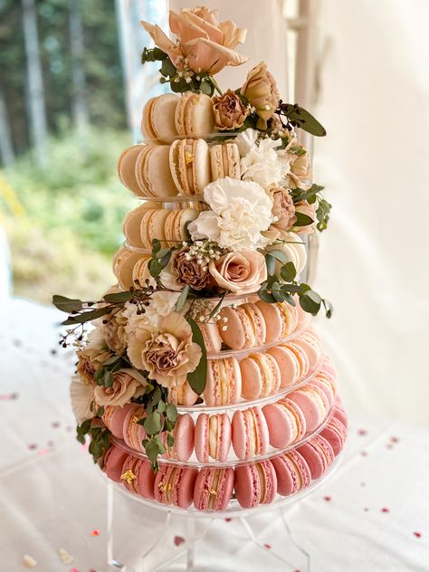 Bridal Shower Macaroons, Bridal Shower Boho Cake, Macaroon Tower Wedding Cake, Macaron Tower With Flowers, Bridal Shower Macarons, Boho Macarons, Boho Sweet 16 Ideas, Donut Macarons, Wedding Macaroons