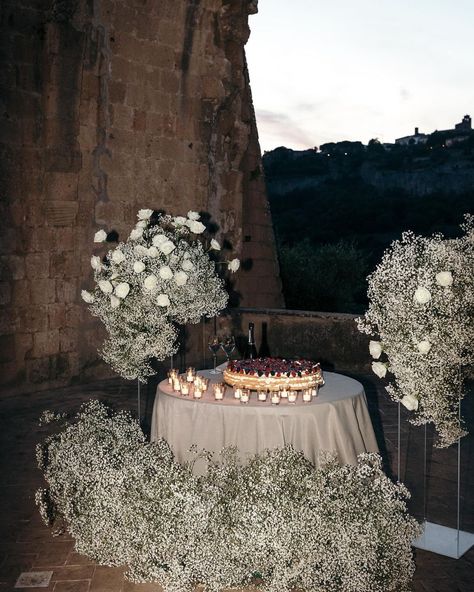 Τie the Knot | Maria Sila | My favorite cake, this millefeuille, the traditional Italian wedding cake 🍰 Miss these two and their amazing wedding in Italy 🥰 Love… | Instagram Wedding Cake Chic, Traditional Italian Wedding, Italian Wedding Cake, Italian Wedding Cakes, Europe Wedding, Wedding In Italy, Tuscany Wedding, Destination Wedding Planner, Wedding Mood