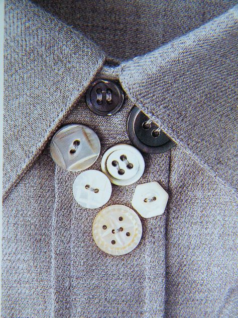 Ropa Upcycling, 자수 디자인, Button Art, Shirt Embroidery, Button Crafts, Diy Couture, Vintage Buttons, Upcycle Clothes, Sewing Clothes