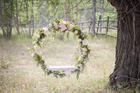 Flower hoop swing for photo shoot. Faux flowers. Props For Photography, Photo Props Diy, Easter Photoshoot, Mini Photo Sessions, Fairytale Photography, Outdoor Shoot, Spring Photos, Floral Hoops, Mia 3