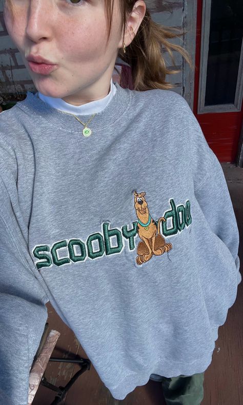 Scooby Doo Sweatshirt, Scooby Doo Grad Cap, Scooby Doo Clothes, Scooby Doo Outfits, Scooby Doo Vintage, Scooby Doo Mystery Incorporated, Scooby Doo Mystery, Vintage Crewneck Sweatshirt, Korean Casual Outfits