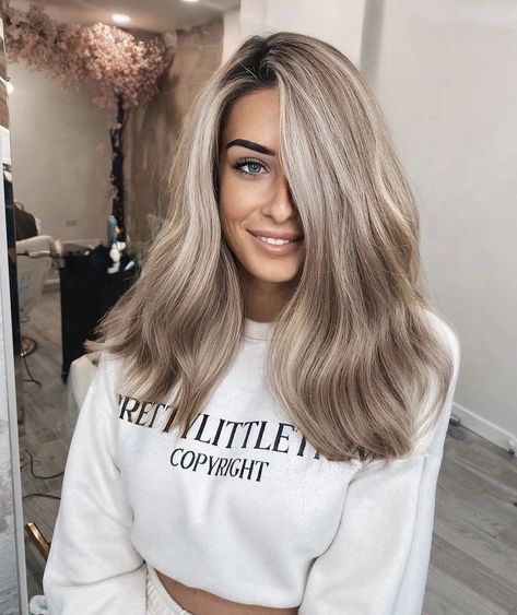 Beige And Brown Hair, Second Session Highlights, Dark Route Blonde Hair, Beige Blonde Hair With Highlights, Dust Blonde Hair, Healthy Hair Color Ideas, Cool Dimensional Blonde, Easy To Maintain Blonde, Ash Blonde Brunette