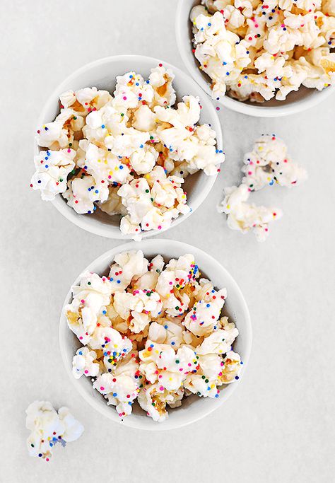 StudioDIY // Five Fancy Ways to Eat Popcorn Coated Popcorn, Birthday Popcorn, Party Popcorn, Popcorn Party, Popcorn Recipes, God Mat, Think Food, Snacks Für Party, Köstliche Desserts