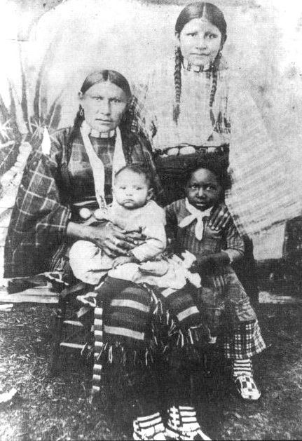 Many Native Americans welcomed African Americans into their villages. Even as slaves many African Americans became part of a family group, and many intermarried with Native Americans - thus many later became classified as Black Indians. Black Indians, Wilde Westen, Native American Peoples, Native American Heritage, We Are The World, Indian History, Native American History, Interesting History, Native American Culture