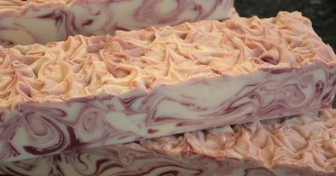 There are lots of different methods around for swirling soap, but one of my favourite, and I think easiest, ways to do this is an In The Pot... In The Pot Swirl Soap, Soap Techniques, Soap Making Tutorials, Candle Making For Beginners, Inner Earth, Savon Diy, Diy Soaps, Soap Design, Swirl Soap