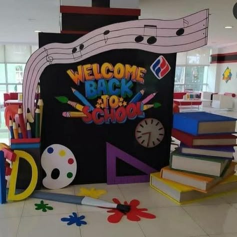 Back To School Stage Decor, Back To School Decorations For Classroom, Welcome To School Decoration, Welcome To School Preschool, Ideas Para Murales Escolares, Welcome Back To School Decoration Ideas, Welcome Back To School Board, Back To School Window Display, Back To School Photo Booth