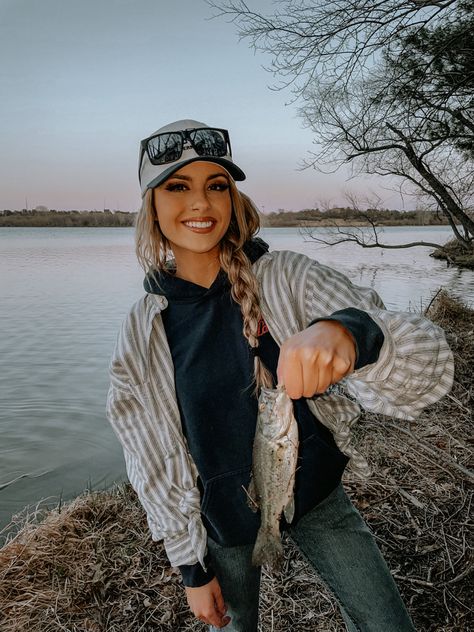 Country Girl Aesthetic, Fishing Outfit, Gothic Western, Western Girl Outfits, Mom Fits, Country Fits, Country Style Outfits, Cute Country Outfits, Western Wear Outfits