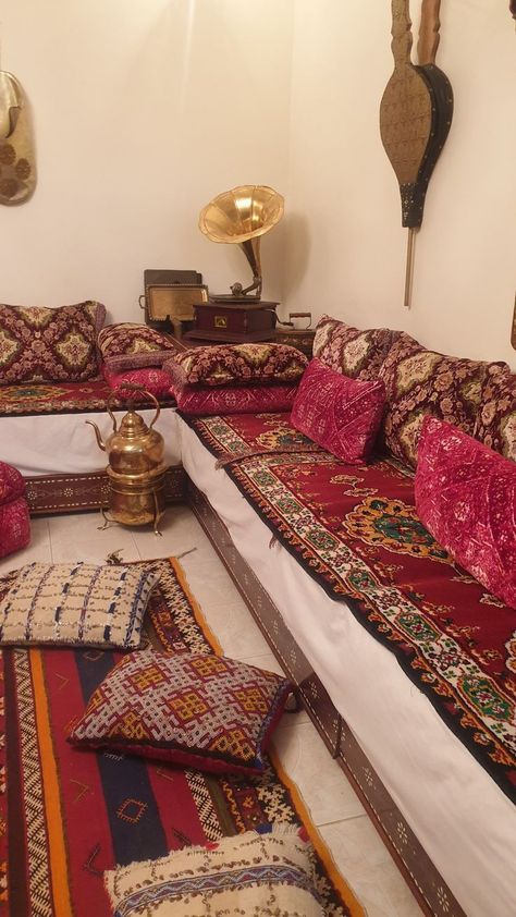 Arab Inspired Living Room, Arab Floor Seating, Pakistani Room, Middle Eastern Living Room, Kurdish House, Arab Living Room, Morroco Interior Design, Middle Eastern Interior, Middle Eastern Interior Design