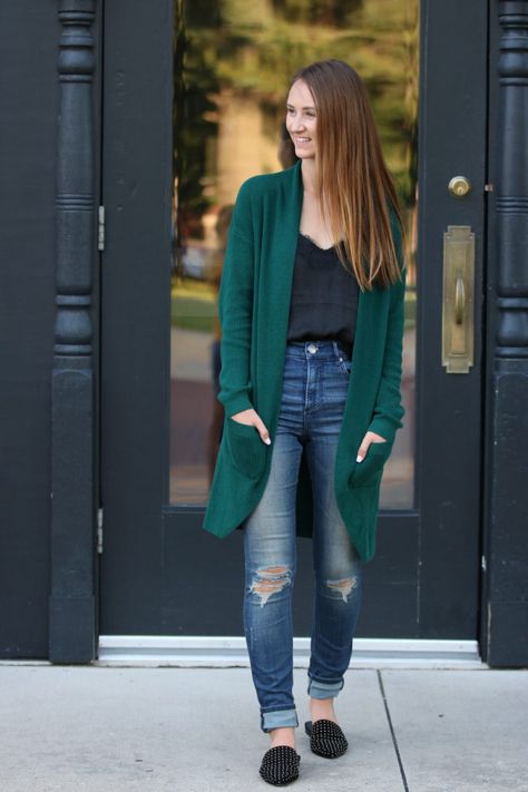 Hunter Green Cardigan Outfit, Green Duster Cardigan Outfit, Outfit With Green Cardigan, Emerald Green Cardigan Outfit, Green Cardigan Outfit Fall, Long Green Cardigan Outfit, Duster Cardigan Outfit Winter, Green Cardigan Outfits, Dark Green Cardigan Outfit