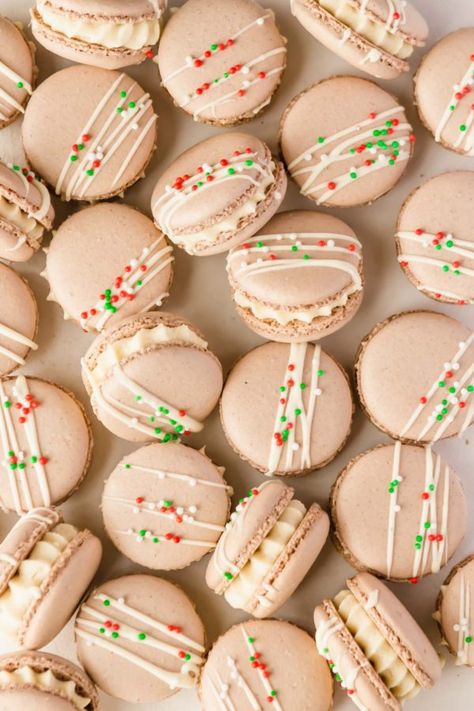 Christmas Pudding Macarons - Apple Cake Annie Christmas Tree Cake Macarons, Reindeer Macarons, Christmas Macaron Ideas, Christmas Themed Macarons, Macaron Christmas Tree, Gingerbread Macarons, Christmas Macaron Flavors, Cute Christmas Baking Ideas, Winter Macarons