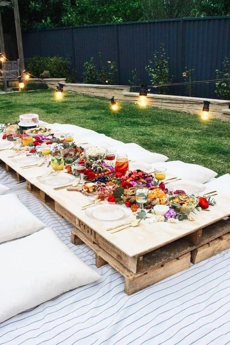 Bday Picnic, Wedding Backyard Ideas, Backyard Party Decorations, Diy Backyard Wedding, Party Seating, Diy Events, No Grass Backyard, Deco Champetre, Birthday Picnic