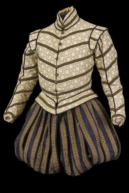 Costume by Jacques Schmidt for Fortinbras in Hamlet, directed by Patrice Chéreau, Avignon Festival followed by Nanterre, Théatre des Amandiers,1988. Bard Costume, 1600 Dresses, Shakespeare Costumes, Elizabethan Clothing, Mens Garb, Elizabethan Costume, 17th Century Clothing, 16th Century Fashion, Marie Stuart