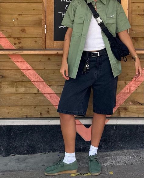 _olhirst_ on instagram Short Masc Outfits, Black Jorts Outfit Idea, Jort Fits, Stem Outfits, Bermuda Shorts Outfit, Jorts Outfit, Flirty Summer Dresses, Shorts Outfits Women, Shorts Outfits