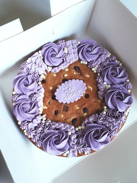 Purple Cookie Cake, Cookie Cakes Decorated, Cookie Cake Decorating Ideas, Cafeteria Aesthetic, Colorful Baking, Grad Brunch, Recipe Chocolate Chip Cookies, Birthday Cookie Cake, Simple Birthday Cake Designs