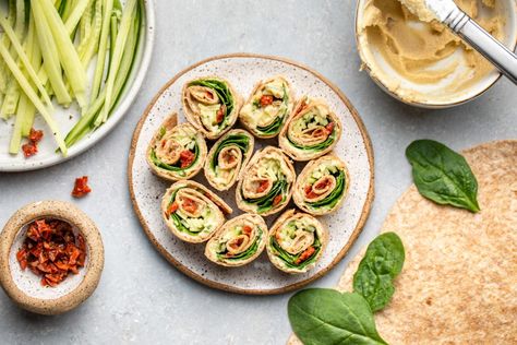 These Easy Hummus Pinwheels are stuffed with spinach, cucumber, and sun-dried tomatoes for a hearty, healthy, filling, and plant-based appetizer or lunch! Hummus Pinwheels Vegan, Cucumbers And Hummus, Meatless Pinwheels, Snacks With Hummus, Pinwheels Sandwiches, Hummus Roll Ups, Vegetarian Pinwheels, Vegan Pinwheels, Hummus Snacks