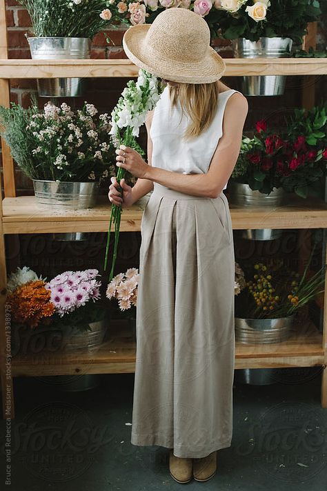 Florist Outfit Style, Florist Fashion, Florist Outfit, Flower Shoot, Office Flowers, Smelling Flowers, Shop Photography, Florist Shop, Floral Shop