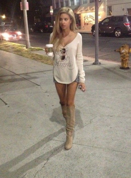 Short shorts with long boots.  It's the mix of long with short that works so well. 2010 Outfits, Alena Shishkova, 2010s Fashion, Tumblr Outfits, Stockholm Fashion, Brown Aesthetic, 2000s Fashion, Girly Outfits, Fashion Killa