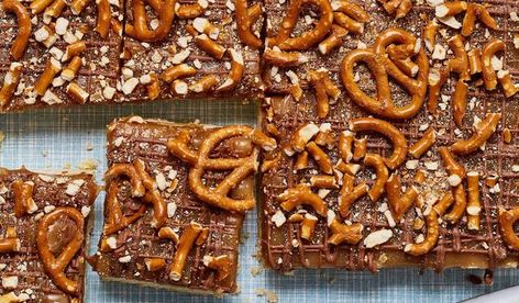 Salted Caramel Pretzel Slice | Easy Chocolate Baking Ring Doughnut Recipe, Ring Doughnut, Millionaire Shortbread Recipe, Salted Caramel Pretzels, Chocolate Caramel Pretzels, Cooking Books, Slice Recipe, Salted Pretzel, Caramel Pretzels