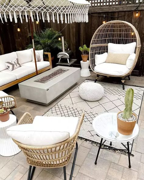 A boho modern style outdoor living room. Whether you are hanging solo or hosting a dinner party, these seating ideas will help you make the most of your outdoor space. - garden ideas | garden design | outdoor living | backyard patio | tuin ideeen | buitenleven Outdoor Seating Ideas, Happy Friyay, Seating Ideas, Fire Pit Seating, Cozy Patio, Patio Inspiration, Entertainment Area, Outdoor Couch, Patio Spaces