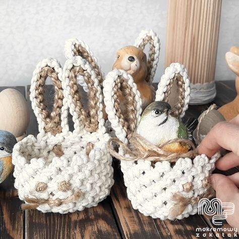 Easter Macrame Ideas Diy, Macrame Chicken Pattern, Macrame Bunny Tutorial, Macrame Easter Basket, Macrame Bunny Ears, Bunny Macrame, Macrame Chicken Basket, Rabbit Macrame, Easter Macrame