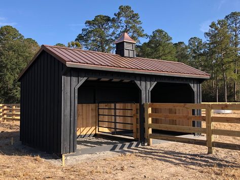 Horse Run In Shelter, Simple Horse Barns, Horse Trailer Renovation, Pasture Shelter, Horse Shelters, Dream Barn Stables, Paddock Trail, Small Horse Barns, Horse Shed