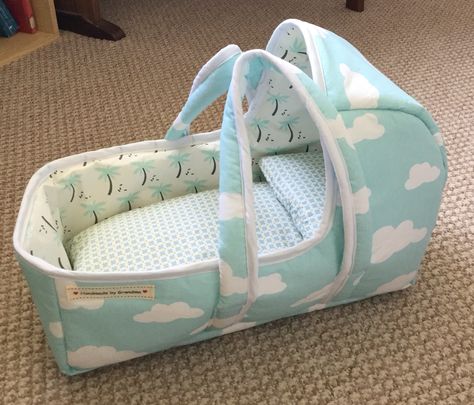 Baby doll carry cot. Pattern from danamadeit.com Cot Pattern, Baby Carrier Pattern, Baby Doll Crib, Doll Bassinet, Carrier Pattern, Baby Doll Nursery, Куклы American Girl, Doll Crib, Baby Carrying