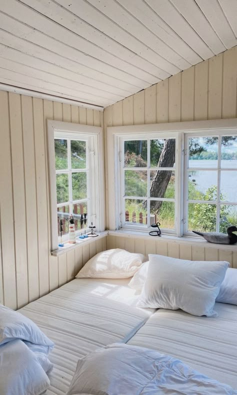 Swedish Bedroom, Bedroom Scandinavian Style, Scandinavian Summer House, Swedish Summer House, Sweden Summer, Summer House Interiors, Cottage Summer, Angelica Blick, Swedish Cottage