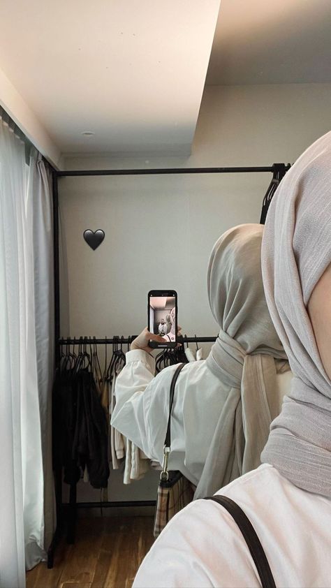 Trend Mirror, Celana Jogger Wanita, Selfie Hijab, Ootd Poses, Filter Instagram, Hijab Style Tutorial, Muslim Outfits Casual, Girls Mirror, Hijab Aesthetic