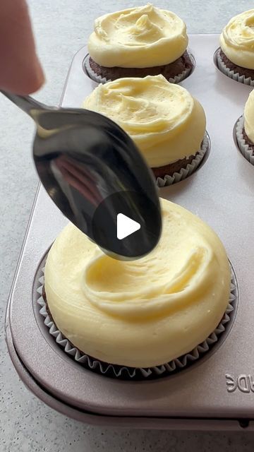 Jessica Holmes on Instagram: "This is how I decorate my cupcakes 👆🏻 when I can’t be bothered to find my decorative piping nozzles 😂. I opt for my pipe and swoosh method. It’s fast, fun and they still look 🔥 It’s also a more measured cake to frosting ratio 😂You can even do it just using a sandwich bag - you don’t need any piping nozzle at all!   These are my simple Small Batch Chocolate Cupcakes ❤️ It’s a favourite recipe in our house and is perfect for a sweet treat or small birthday celebrations. It makes just 6 perfectly chocolate-y cupcakes and I usually top them with my dreamy white chocolate buttercream 🤤  You can find the easy recipe on sweetestmenu.com, link in bio 👆🏻 OR leave me a comment saying ‘recipe’ below and I’ll DM it to you. Love x" Baking Cups For Cupcakes, Icing Cupcakes Without Piping Bag, Basic Cupcake Decorating, Mini Cupcake Decorating Ideas, Easy Cupcake Decorating Ideas Simple, Icing Cupcakes Techniques, How To Pipe Icing On Cupcakes, Wedding Cupcakes Ideas Simple, Frosting Cupcakes Techniques