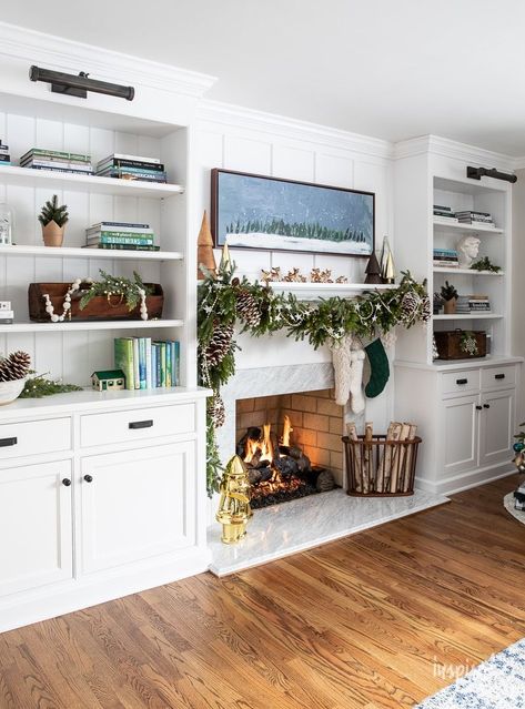 Bookshelves Around Fireplace, Christmas Mantel Decor, Mantel Decor Ideas, Fireplace Bookshelves, Living Room Christmas, Living Room Built Ins, Dining Room Centerpiece, Fireplace Built Ins, Christmas Mantle Decor