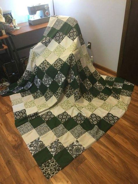 Green And White Quilt, Dark Green Quilt, Black White Quilt, Quilt Colors, Fun Quilts, Forest Quilt, Grey Quilt, Green Quilt, Quilted Table Runners