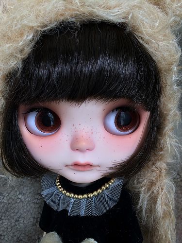 Hola Muffin :D Blythe Dolls Short Black Hair, Blythe Dolls Black Hair Brown Eyes, Blythe Doll Short Hair, Bythle Dolls, Blythe Dolls Black Hair, Bythle Doll, Hair Without Bangs, Black Hair Bangs, Brown Eyes Black Hair