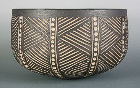 Sgraffito Bowls, Sgraffito Bowl, Sgraffito Designs, Sgraffito Pottery, African Pottery, Sgraffito Technique, Pottery Patterns, Pottery Painting Designs, Pottery Handbuilding