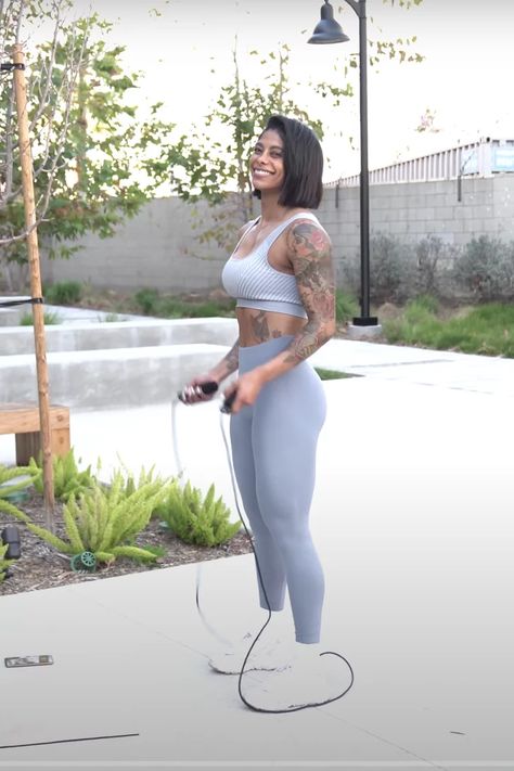 Massy Arias Workout, Plank Hip Dips, Best Dumbbell Exercises, Massy Arias, Plank Shoulder Taps, Lateral Lunges, Standing Abs, Quick Workout Routine, Reverse Lunges