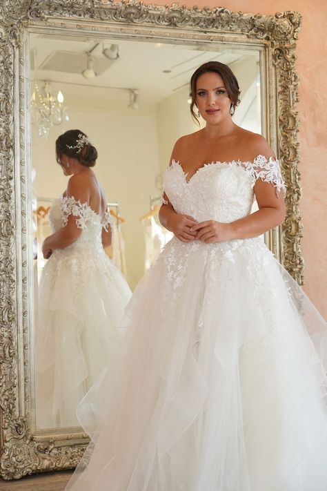 A picture of a model bride wearing an enchanting style wedding dress. The dress is off the shoulder and has a floral design at the top. Wedding Dresses For Curvy Women, Curvy Wedding Dress, Curvy Wedding, Plus Size Bridal Dresses, Wedding Dresses Sweetheart Neckline, Plus Wedding Dresses, Big Wedding Dresses, Enchanting Wedding, Plus Size Wedding Dresses