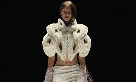 3D printing and wearable! creation by Iris van Herpen Fashion Week Berlin, 3d Printing Fashion, Sculptural Fashion, Iris Van Herpen, Berlin Fashion Week, 3d Fashion, Couture Mode, Futuristic Fashion, Tech Fashion