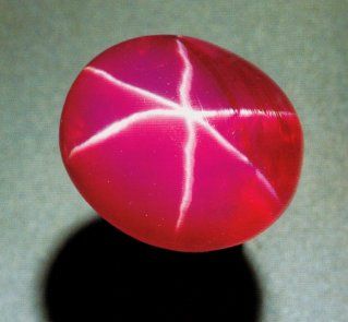 The Delong Star Ruby (which is in the Natural History Museum here in NYC) is over 100 carats and has an impressive red color. Plus check out that sharp 6-ray star effect! Natural History Museum, Star Sapphire, Sapphire Pendant, Star Ruby, Mineral Stone, Minerals And Gemstones, Rocks And Gems, Ruby Gemstone, Precious Gems