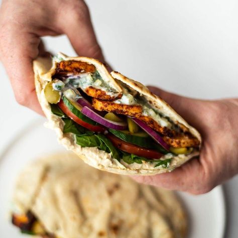 Vegetarian Pita Recipes, Vegan Pita Wrap, Pita Wraps Vegetarian, Vegan Pita Pocket Recipes, Tofu Pita Pocket, Tofu Gyro Recipe, Greek Tofu Marinade, Vegan Pita Sandwich Recipes, Tofu Gyros