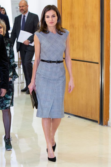 O 'padrão' preferido da rainha Letizia, ideal para quando queremos jogar pelo seguro (e estar bem) Chic Shift Dresses, Looks Kate Middleton, Trouser Suit, Estilo Real, Letizia Of Spain, Rare Disease, Va Va Voom, Stunning Outfits, Interview Outfit