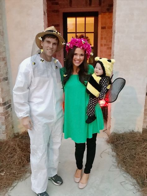 Family Bee Costume Ideas, Bee Keeper Family Costume, Bugs Family Costumes, Beekeeper Costume Family, Bee Family Halloween Costume, Bee Catcher Costume, Baby Bee Costume Family, Family Bee Costume, Bumble Bee Baby Costume